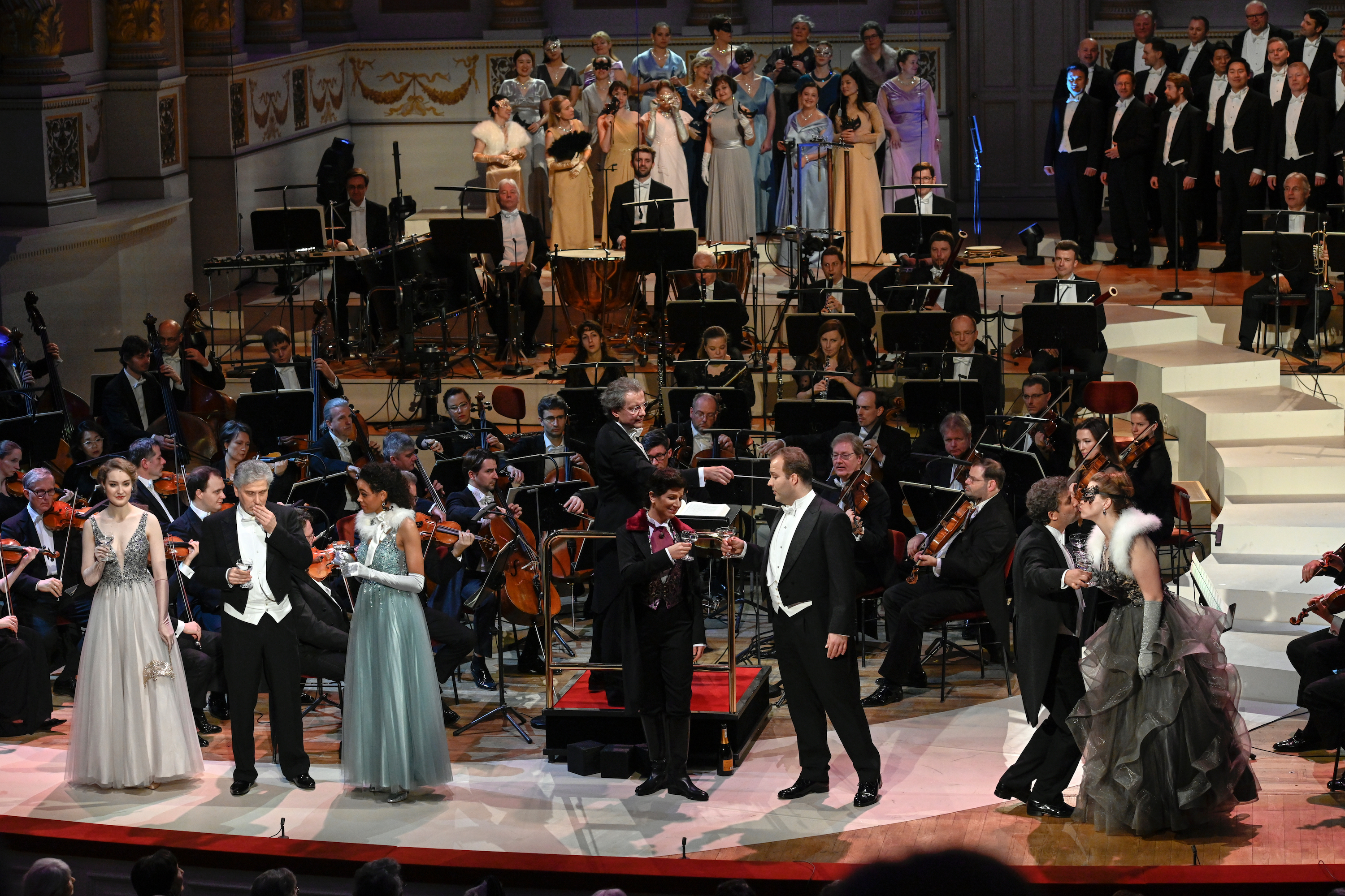 Franz Welser-Möst dirigiert die Fledermaus mit der Staatskapelle Dresden