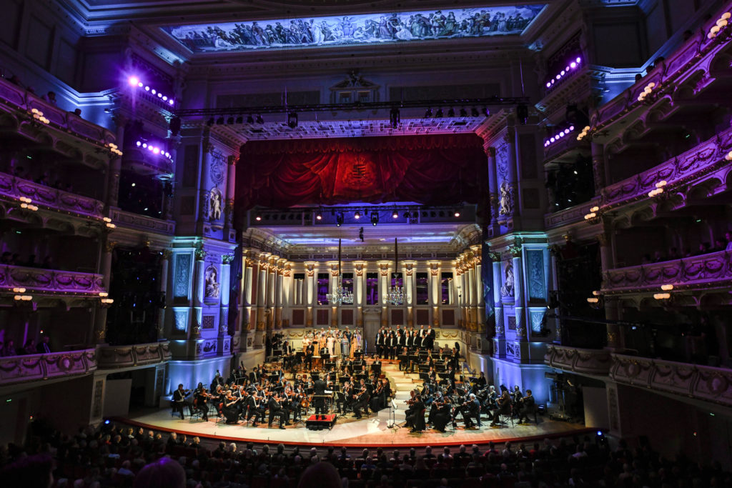 Franz Welser-Möst dirigiert die Fledermaus in der Semperoper Dresden