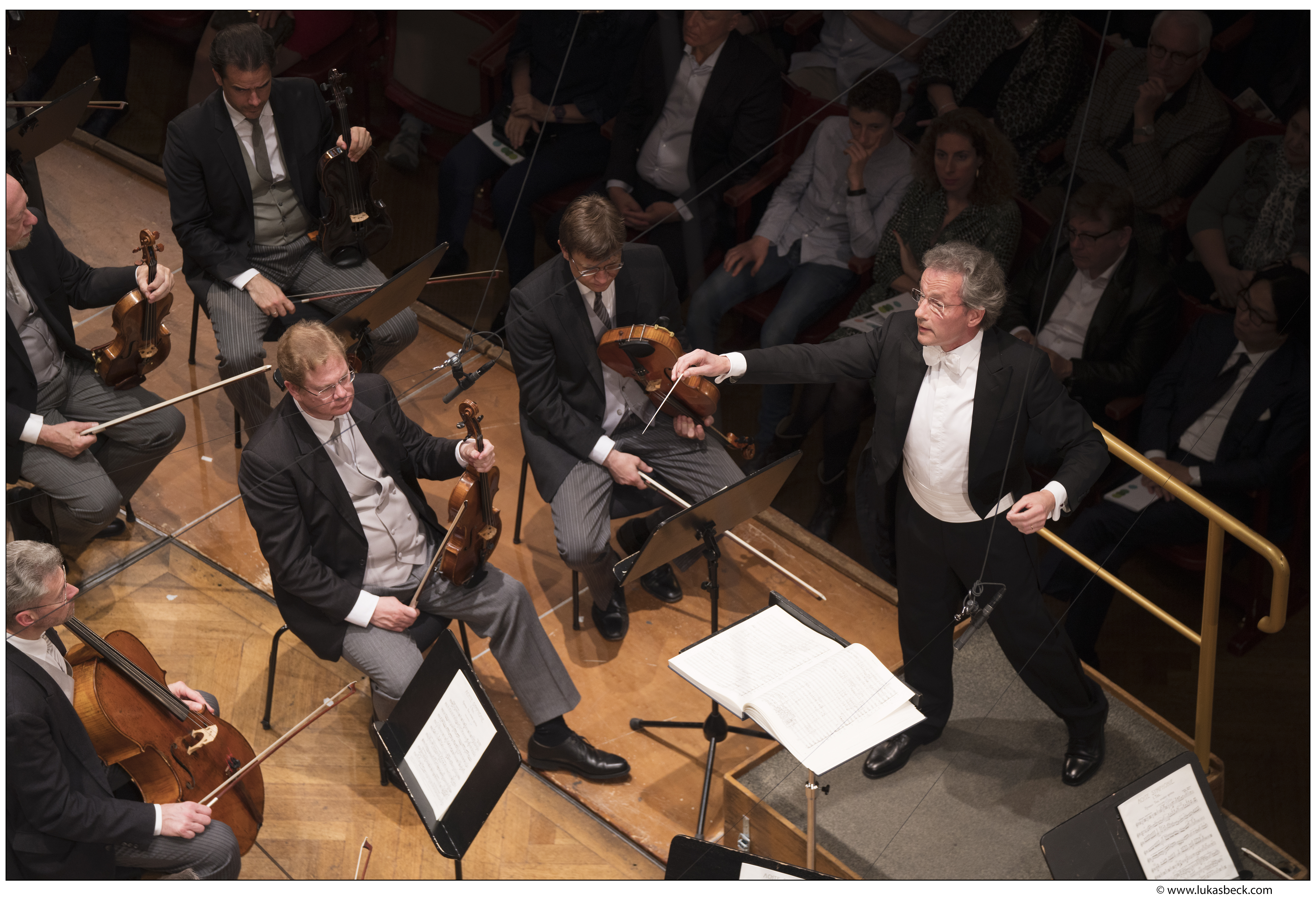 Franz Welser-Möst and the Vienna Philharmonic at the Wiener Konzerthaus conducting Mahler 8